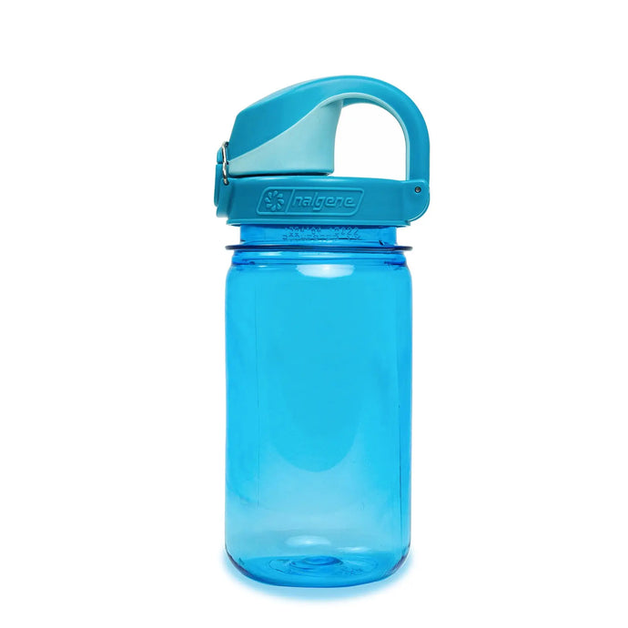 Blaue Nalgene® Kinderflasche 'OTF Kids Sustain' 0,35 L Wasserflasche mit aufgesetztem Deckel auf weißem Hintergrund.