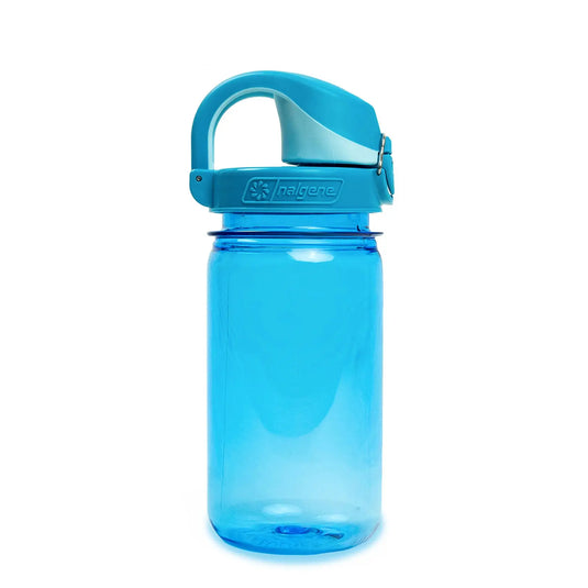 Blaue Nalgene® Kinderflasche 'OTF Kids Sustain' 0,35 L mit Schlaufenverschluss, isoliert auf weißem Hintergrund.