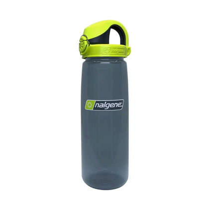 Eine graue Nalgene® Trinkflasche 'OTF Sustain' 0,65 L Wasserflasche mit leuchtend grünem Verschluss und Griff, hergestellt aus recyceltem Tritan™ Copolyester.