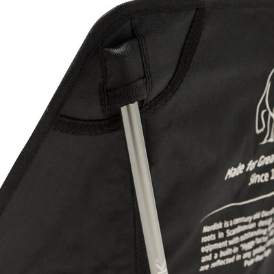 Nahaufnahme eines Metallstabs, der durch die Schlaufe eines schwarzen Stoffs mit Text und einem Känguru-Logo geführt wird und auf ein Produktdetail von Nordisk® Marielund Campingstuhl hinweist.
