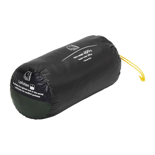 Schwarzer Nordisk® Lofoten 1 ULW Zelt-Schlafsack, verpackt in einem Kompressionssack.