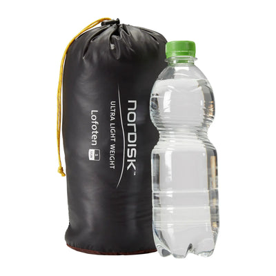 Ein schwarzer Nordisk® Lofoten 1 ULW Zelt-Packsack mit der Aufschrift „ultraleicht“ neben einer durchsichtigen Plastikwasserflasche.