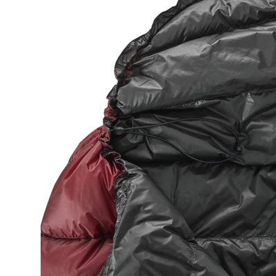 Eine Nahaufnahme einer bauschigen, schwarz-roten Jacke mit verstellbarem Kordelzug aus ultraleichtem Günsedaunen, ähnlich dem Nordisk® Fever Ultra: Der ultimative Leichtgewichts-Schlafsack von Nordisk®.