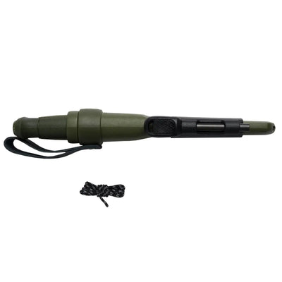 Olivgrüne taktische Taschenlampe mit Handschlaufe und zusätzlicher schwarzer Kordel, Teil eines Morakniv® Survival-Kits, isoliert auf weißem Hintergrund.