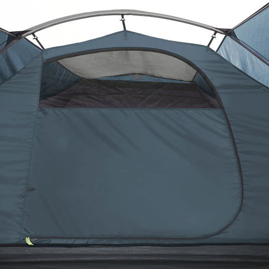 Eine Nahaufnahme eines blauen Outwell® 5-Personen Zelt - Cloud 5 Plus Campingzeltes mit geschlossener Tür.