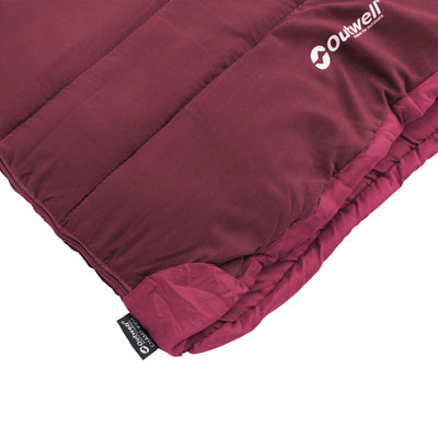 Burgunderrote Puffjacke mit Outwell® CHAMP KIDS-Logo und Etikettendetail.