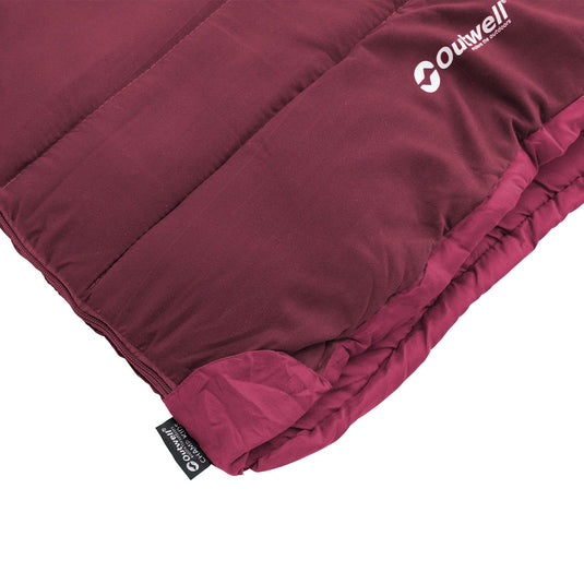 Burgunderrote Puffjacke mit Outwell® CHAMP KIDS-Logo und Etikettendetail.