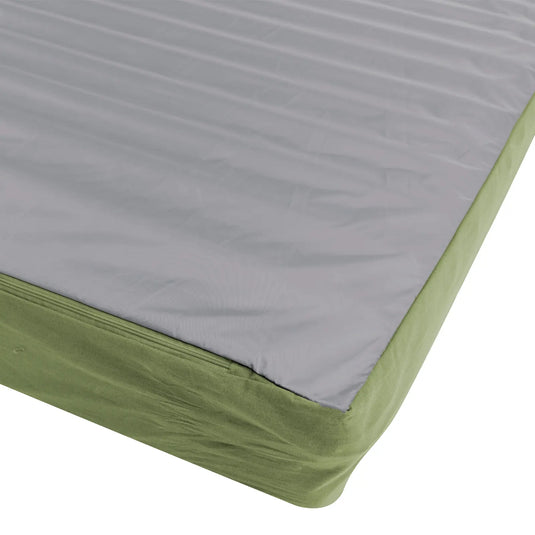 Spannbetttuch auf einem Outwell® Dreamland Isolations-Luftbett mit grünem Rand.