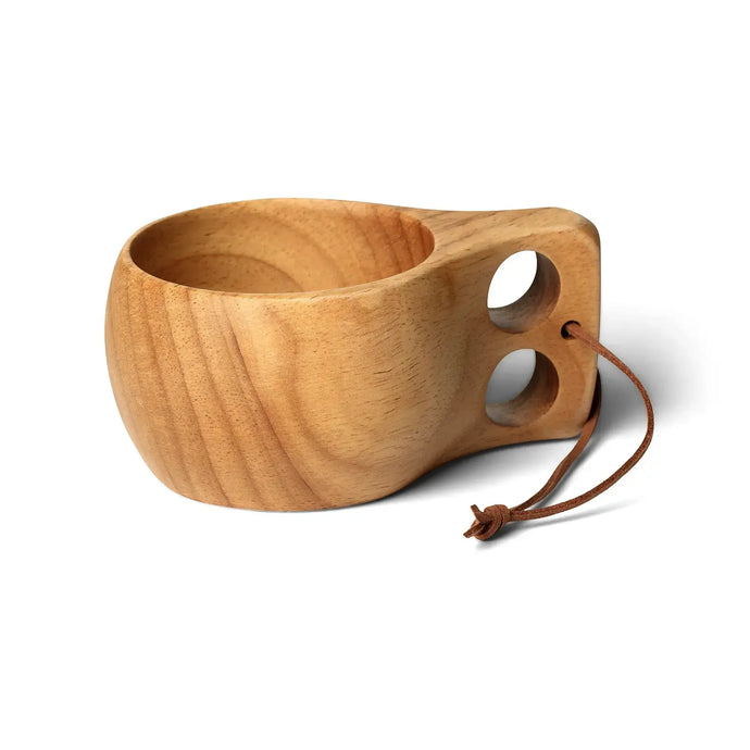 Ein ØYO Holztasse Kaffeebecher, auch bekannt als traditioneller skandinavischer Trinkbecher, mit Henkel und Lederband, isoliert auf weißem Hintergrund.