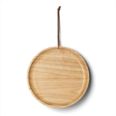 Ein ØYO Holzteller 20cm aus Kautschukholz mit Griff, hängend vor einem weißen Hintergrund.
