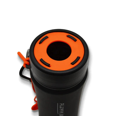 Draufsicht auf einen PLUVIA Blackbottle 650 Wasserflasche faltbar Reisebecher mit orangefarbenem Deckel und Schlaufengriff zum Filtern.
