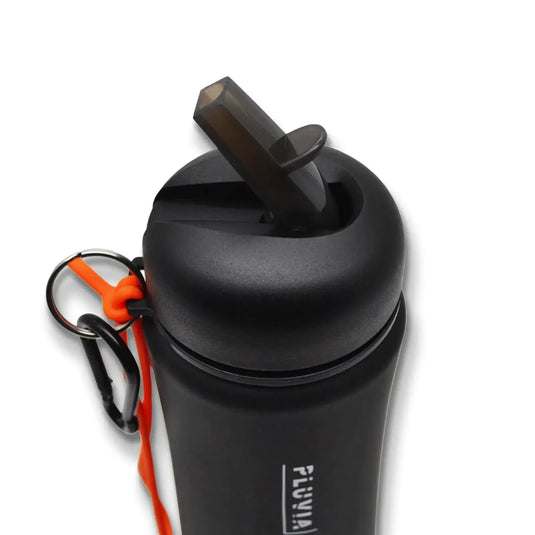 PLUVIA Blackbottle 650 Sportwasserflasche mit Klappdeckel und Filter, isoliert auf weißem Hintergrund.