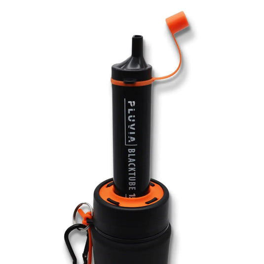 Kompakte, schwarz-orangefarbene PLUVIA-Handpumpe mit abnehmbarer Düsenkappe und Filtern.