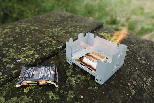 Portable Gaskocher mit Topf, Outdoor, Camping, Kochen, Person unkenntlich.