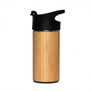 Mit Bambus überzogene, isolierte Wasserflasche von Retulp mit schwarzem Klappdeckel.