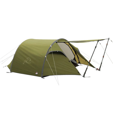 Olivgrünes Robens® 2-Personen Zelt Goshawk 2 Campingzelt aufgebaut mit Abspannleinen und Stangen auf weißem Hintergrund.
