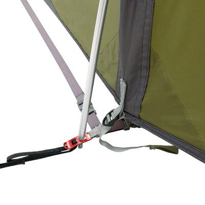 Nahaufnahme eines Campingstuhlbeins Robens® Voyager Versa 3 mit Riemen und einer Sicherheitsschnalle auf weißem Hintergrund.