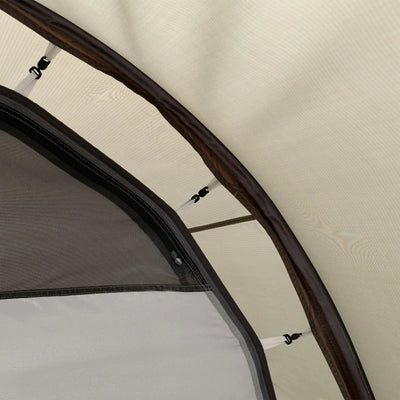 Innenansicht des Robens® 4-Personen Zelt Voyager Versa 4 zeigt die Stoffdecke, das Netzfenster und einen Teil der Zeltstangenstruktur.
