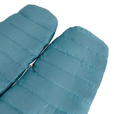 Zwei blaue, isolierte Robens® Schlafsack Gully 600 -5°C-Schlafsäcke, teilweise geöffnet und vor einem weißen Hintergrund ausgelegt.