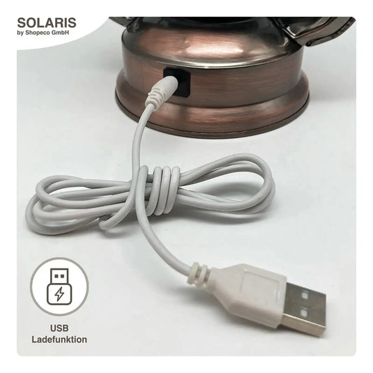 Eine Solaris LED-Solarlaterne Vintage mit ordentlichem Kabelmanagement vor einem Vintage-Kupferkessel.