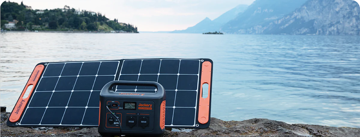 Das ist ein portables Solarpanel, verbunden mit einer Batterieeinheit, im Freien.