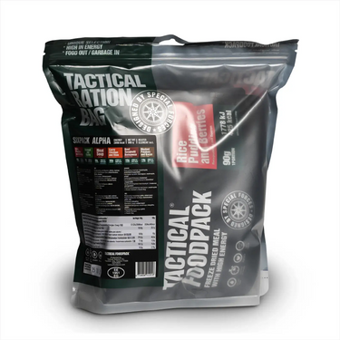 Verpackter Tactical Foodpack® Sixpack Alpha Outdoornahrung Essensbeutel mit Nährwertangaben und Branding.