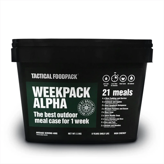 Ein schwarzer Behälter mit der Aufschrift „Tactical Foodpack® Weekpack Alpha“, auf dem ein Mahlzeitenkoffer mit einem Wochenvorrat gefriergetrockneter Outdoornahrung abgebildet ist.