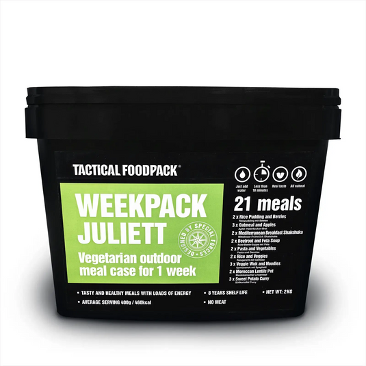 Ein schwarzer Behälter mit der Aufschrift „Tactical Foodpack® Weekpack Juliette Outdoornahrung“ und einem grünen Etikett, das darauf hinweist, dass er 21 Mahlzeiten enthält, die für die Outdoorernährung konzipiert sind, für Veganer geeignet sind und eine durchschnittliche Portion von 400 kcal haben.