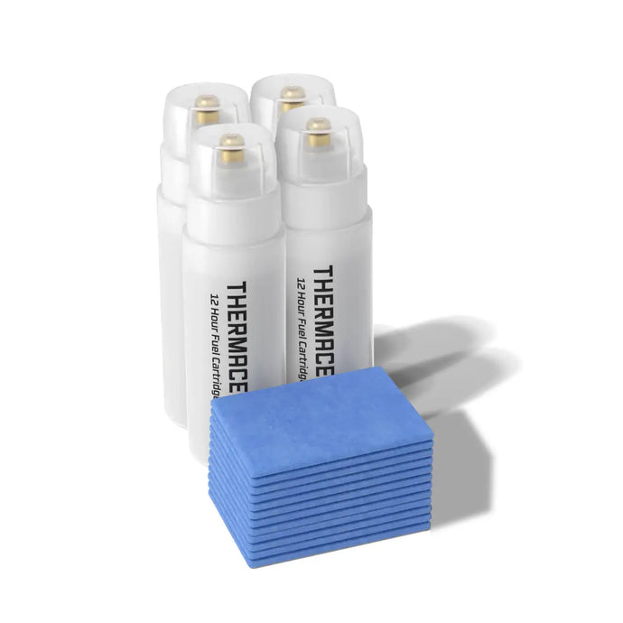 Drei weiße ThermaCELL® R4 Nachfüllpackungskartuschen neben einem Stapel blauer Reinigungspads.