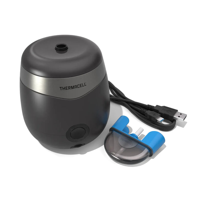 Schwarzes ThermaCELL® E90 Mückenschutzgerät mit USB-Kabel und Nachfüllungen auf weißem Hintergrund, das eine Schutzzone gegen Mücken bietet.