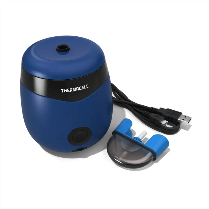 Ein blaues ThermaCELL® E55 Mückenschutzgerät mit USB-Kabel und aufsteckbarem Teil auf weißem Hintergrund.