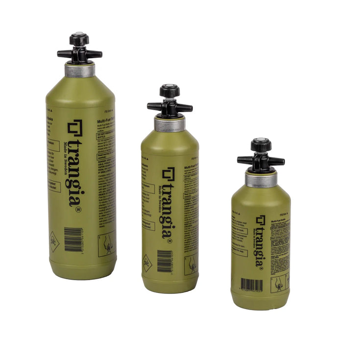 Drei Größen der trangia® Sicherheitsflasche für Flüssigbrennstoffe für Campingkocher auf weißem Hintergrund.