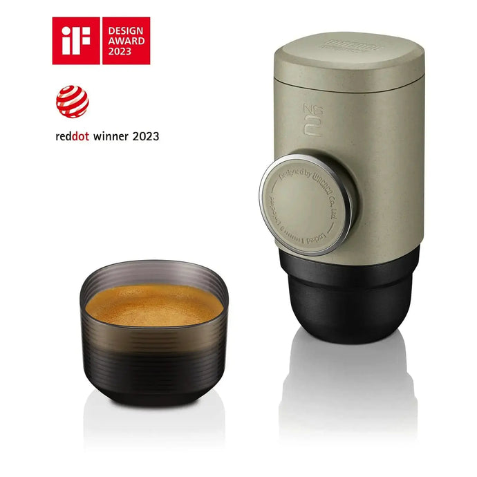 Preisgekrönte WACACO® Minipresso NS2-Maschine mit einer frisch gebrühten Tasse Espresso.
