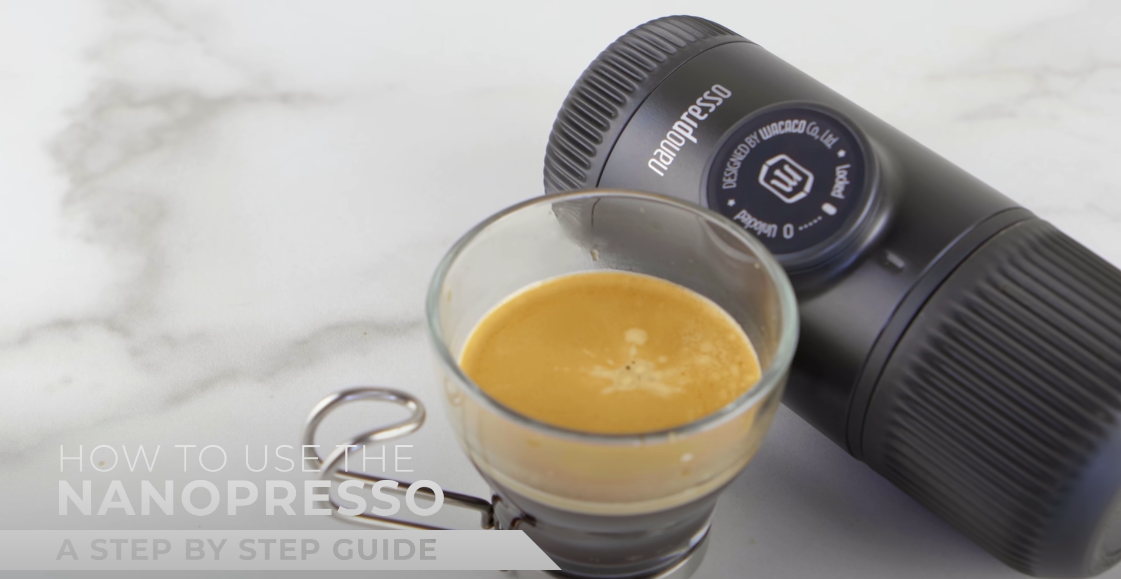 Tragbare Espressomaschine Nanopresso mit frischem Espresso in Glas.