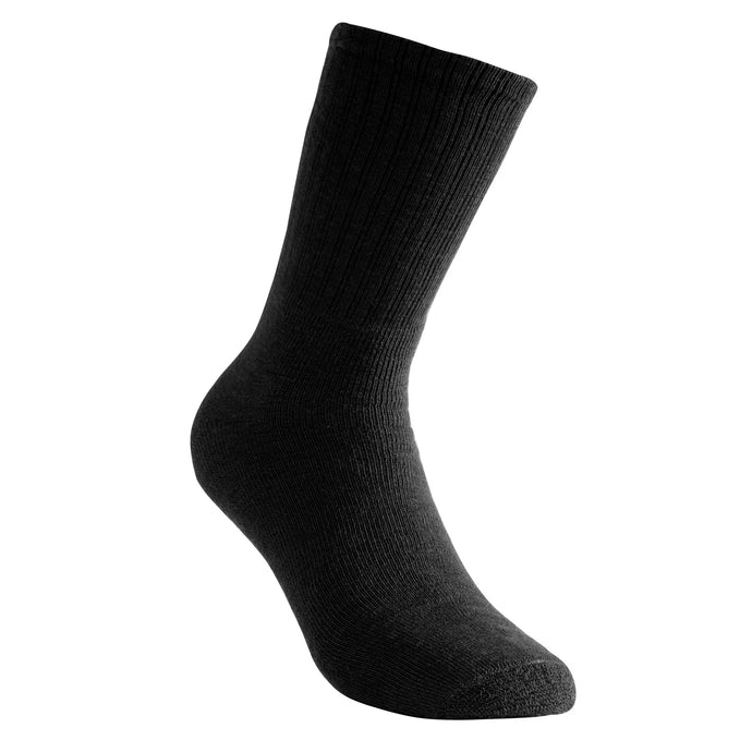 Ein einzelner schwarzer Woolpower® Socken Classic 200 vor weißem Hintergrund.